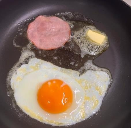 mmth985's tweet photo. 早安呀🍳☀️
今天的早餐很簡單，
但有蛋、有肉、有熱熱的香氣，
就已經很滿足了。😌
希望今天的你，
也能被生活溫柔對待一下♡
#賴56y55
Gleezy：tt52013 https://t.co/fC4YLZr2i4