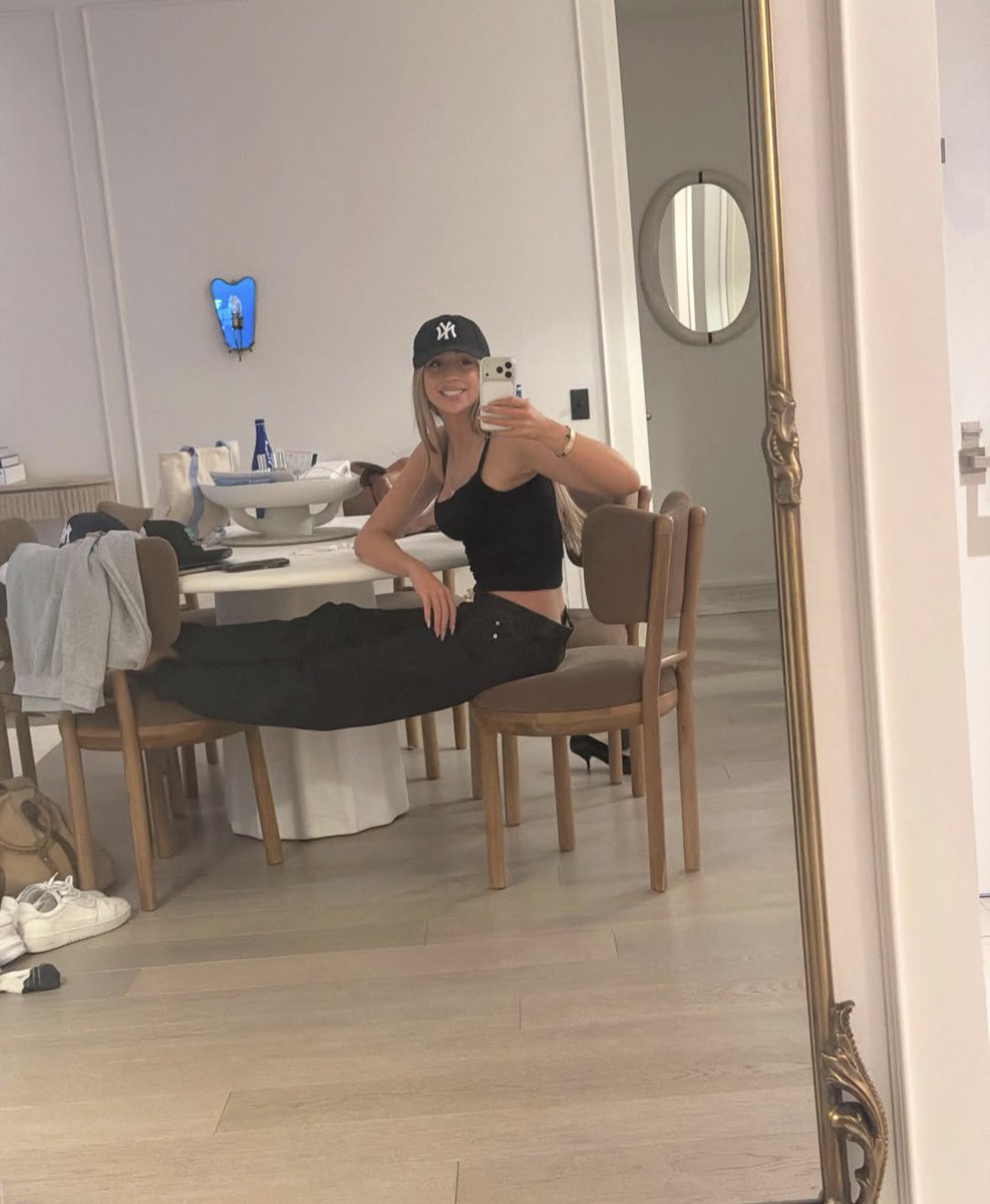 nobodysmcrae's tweet photo. She’s so cutie🤍 https://t.co/bILJUrTHYs