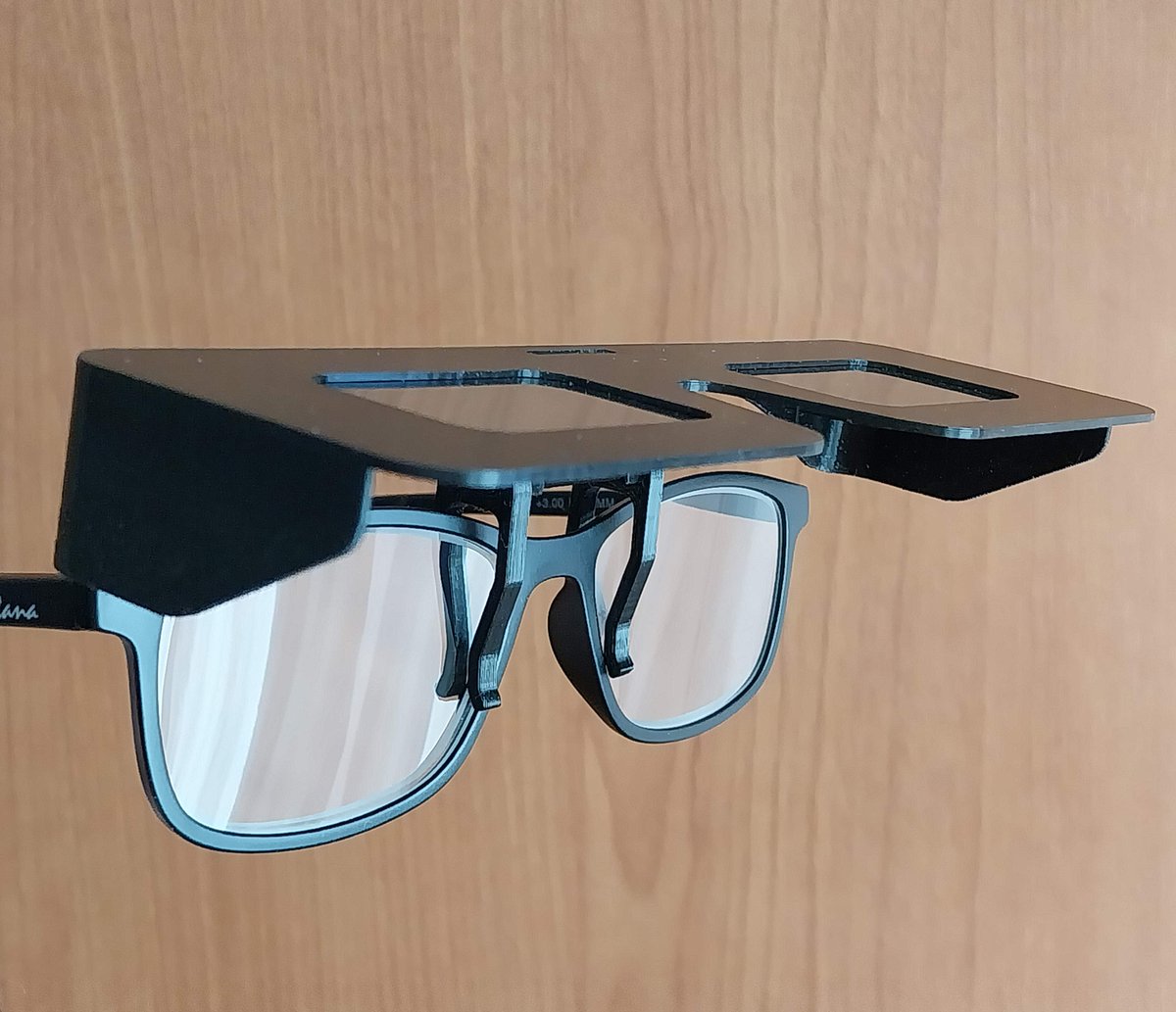 jgil65's tweet photo. Preparant material per a l’#eclipsiSolar. 
Visera abatible (clip&amp;flip) amb filtre solar per a muntar sobre ulleres graduades.
Model #3D. Per si us interessa, trobareu els fitxers stl i instruccions de muntatge al següent enllaç: 
https://t.co/MlPLRkDKvy https://t.co/mX8nksMa2Q
