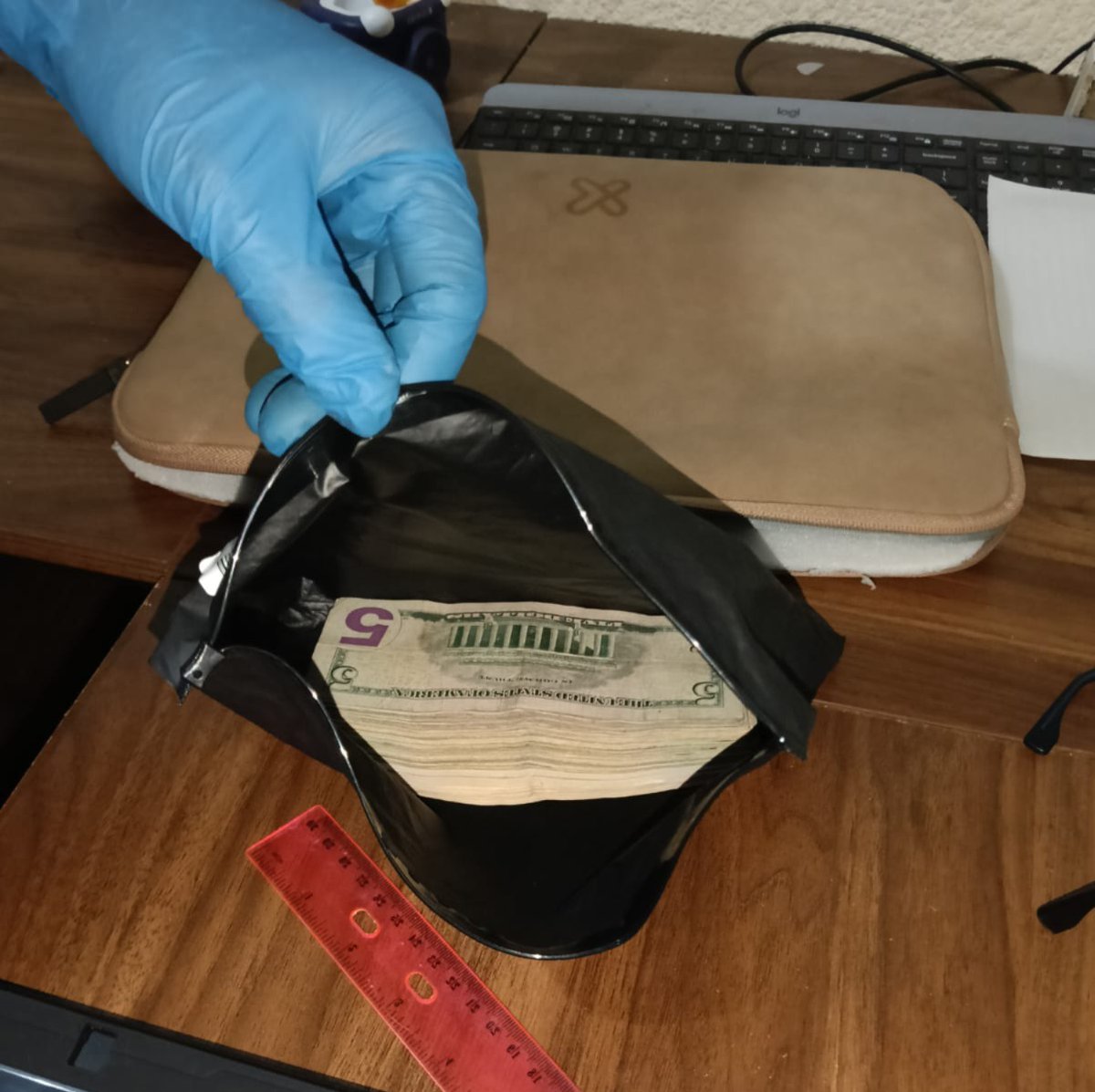 NoticieroSLV's tweet photo. La @FGR_SV, junto con la @PNCSV, lograron la captura de dos sujetos que se dedicaban al comercio de drogas en diferentes sectores del país, tras realizar varios registros vinculados al narcotráfico. 

Los detenidos son: Héctor Hugo Ayala Ávalos y Heber Alberto Lemus Hernández. 

​Las autoridades les decomisaron varias porciones de cocaína, metanfetaminas, dinero en efectivo, balanzas digitales y un arma de fuego durante los allanamientos. Ahora, ambos serán puestos a la orden de la justicia para ser procesados por el delito de tráfico ilícito.