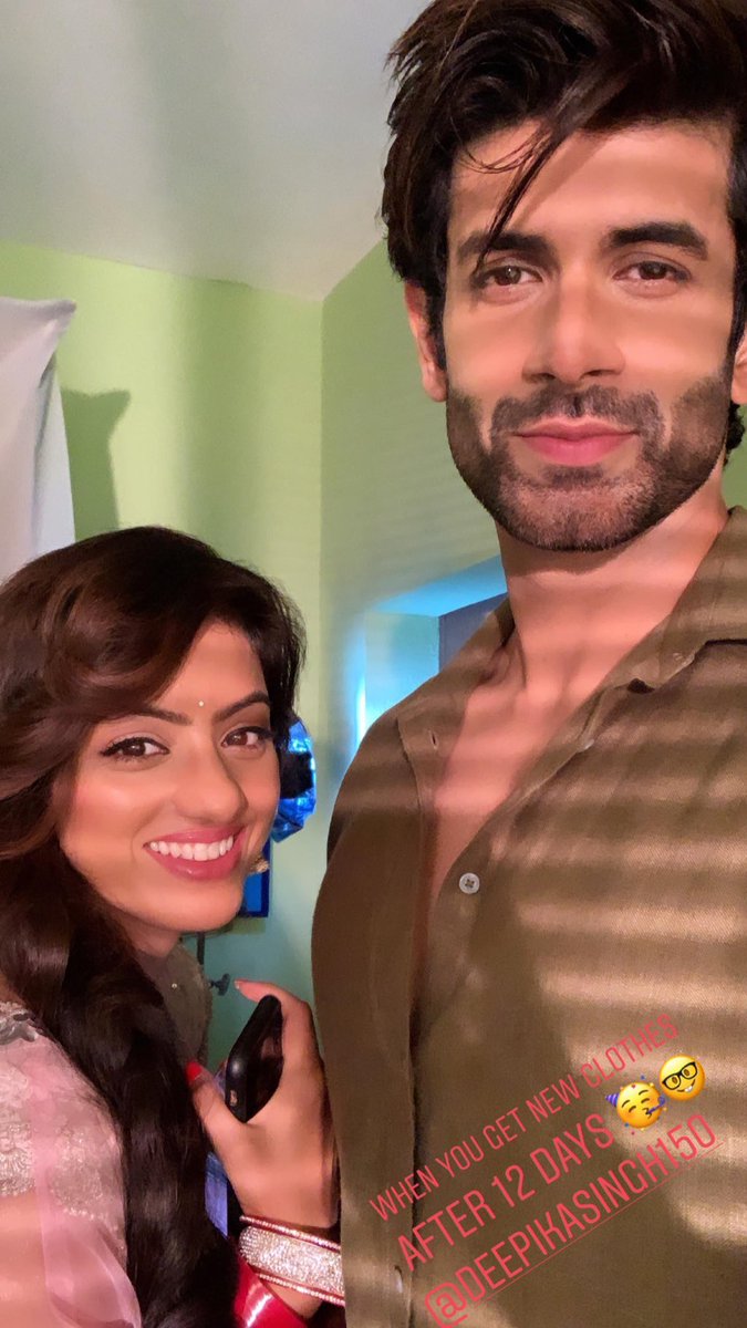 AnjuMaanManiac's tweet photo. 7 YRS OF KAWACH
Hehehe remember when Angad would be wearing the same blue striped suit episodes on end π€£π€£π€£
#NamikPaul #DeepikaSingh #AngadJindal #SandyaPatwardan #Sangad #KawachMahashivratri #NamikPaul https://t.co/58N44saKDU