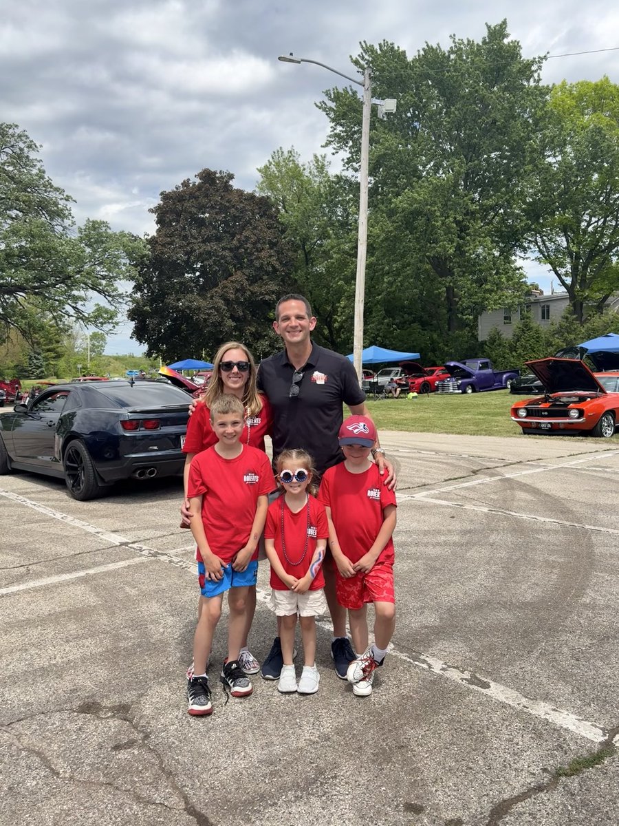 MikeRobertsWI's tweet photo. Pewaukee Memorial Day Car Show. Working the whole district today! https://t.co/MHJmImzdZ9