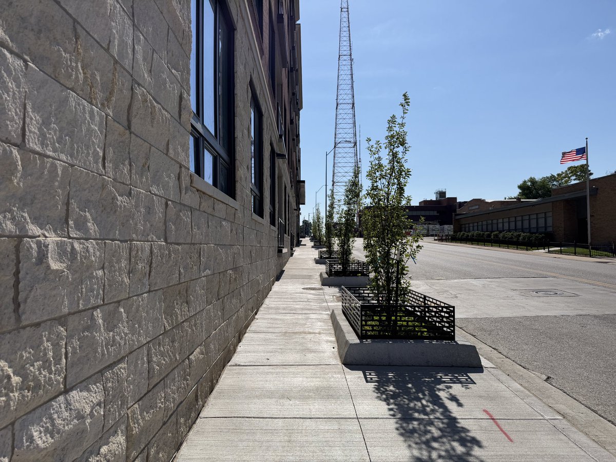 TheKCPulse's tweet photo. One crane came down at Arrive KC recently and the sidewalks are open again on the north side of 31st Street and on a portion of Wyandotte. https://t.co/IVnZ1cLXDX