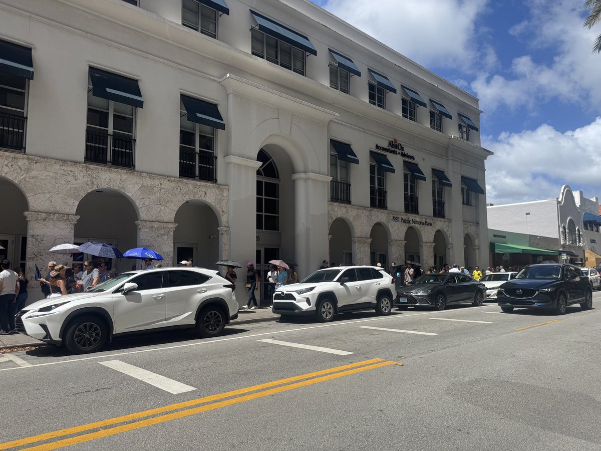 ManuelaUruena's tweet photo. Masiva votación de colombianos en Miami. La fila es de aproximadamente 3 horas para votar. 🇨🇴 https://t.co/lD1lBZsuPm
