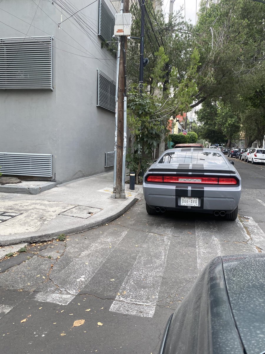 Uly0401's tweet photo. Eleuterio Mendez y Rafael Martinez colonia san Simón Benito Juárez @OVIALCDMX  coche obstruyendo rampa discapacitados https://t.co/zF9V6WH6Km