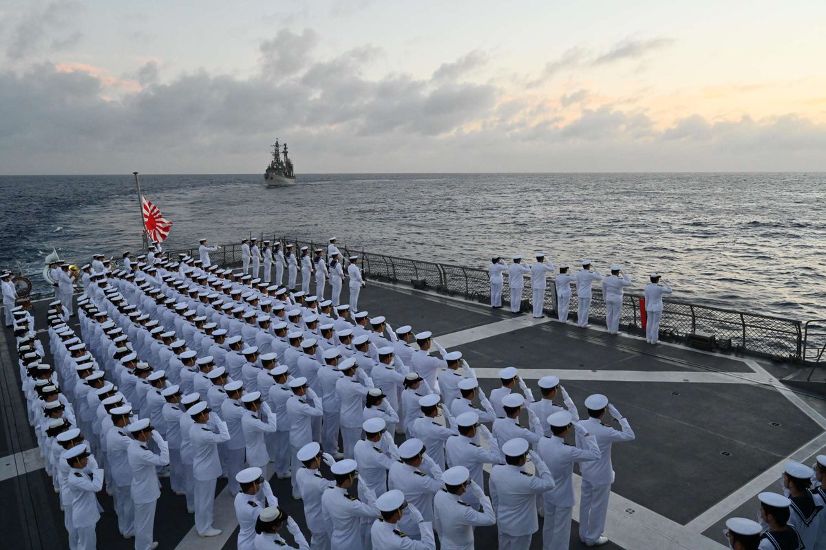 Jmsdf_tshq's tweet photo. #練習艦隊 はハワイへの航海の途上、先の大戦で亡くなられた方々に対し、洋上にて追悼行事を行いました。

#海上自衛隊 #遠洋練習航海 #実習幹部 #かしま  #やまぎり https://t.co/OMpxxM5zO8