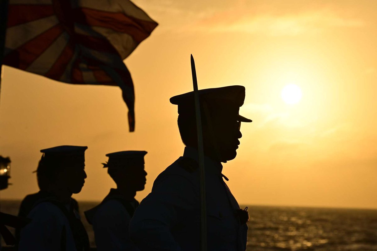 Jmsdf_tshq's tweet photo. #練習艦隊 はハワイへの航海の途上、先の大戦で亡くなられた方々に対し、洋上にて追悼行事を行いました。

#海上自衛隊 #遠洋練習航海 #実習幹部 #かしま  #やまぎり https://t.co/OMpxxM5zO8