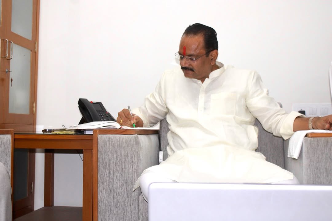 jitu_vaghani's tweet photo. 12 વર્ષ સેવા, સુશાસન અને જનકલ્યાણને સમર્પિત… 

માનનીય પ્રધાનમંત્રી શ્રી @narendramodi જીના નેતૃત્વમાં કેન્દ્ર સરકારના સેવા, સુશાસન અને જનકલ્યાણને સમર્પિત ૧૨ વર્ષ પૂર્ણ થવાના અનુસંધાને  આજે માનનીય પ્રદેશ અધ્યક્ષ શ્રી @iJagdishBJP જીની અધ્યક્ષતામાં યોજાયેલી પ્રદેશ સ્તરની વર્ચ્યુઅલ કાર્યશાળામાં ગાંધીનગરથી જોડાઈ માર્ગદર્શન મેળવ્યું.

માનનીય વડાપ્રધાનશ્રીના વિકસિત ભારત 2047ના સંકલ્પને સાકાર કરવા ભારતીય જનતા પાર્ટીનો પ્રત્યેક કાર્યકર્તા સમર્પણભાવ સાથે અવિરત કાર્યરત છે. 

#12yearsofseva