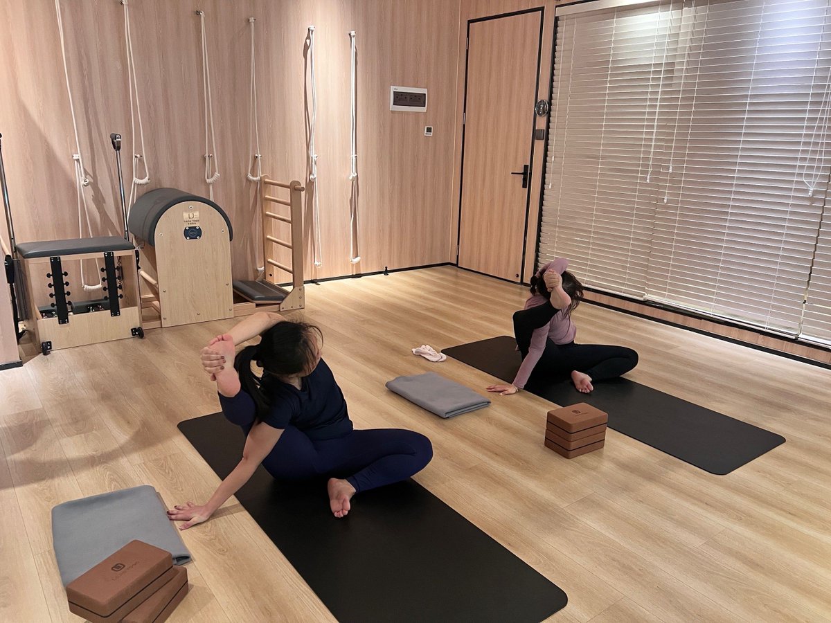 MothapoMarcus's tweet photo. Start your day with a 10-min stretch and a glass of warm water—small moves = big energy boosts for your health!， https://t.co/KkWBA2AXZH