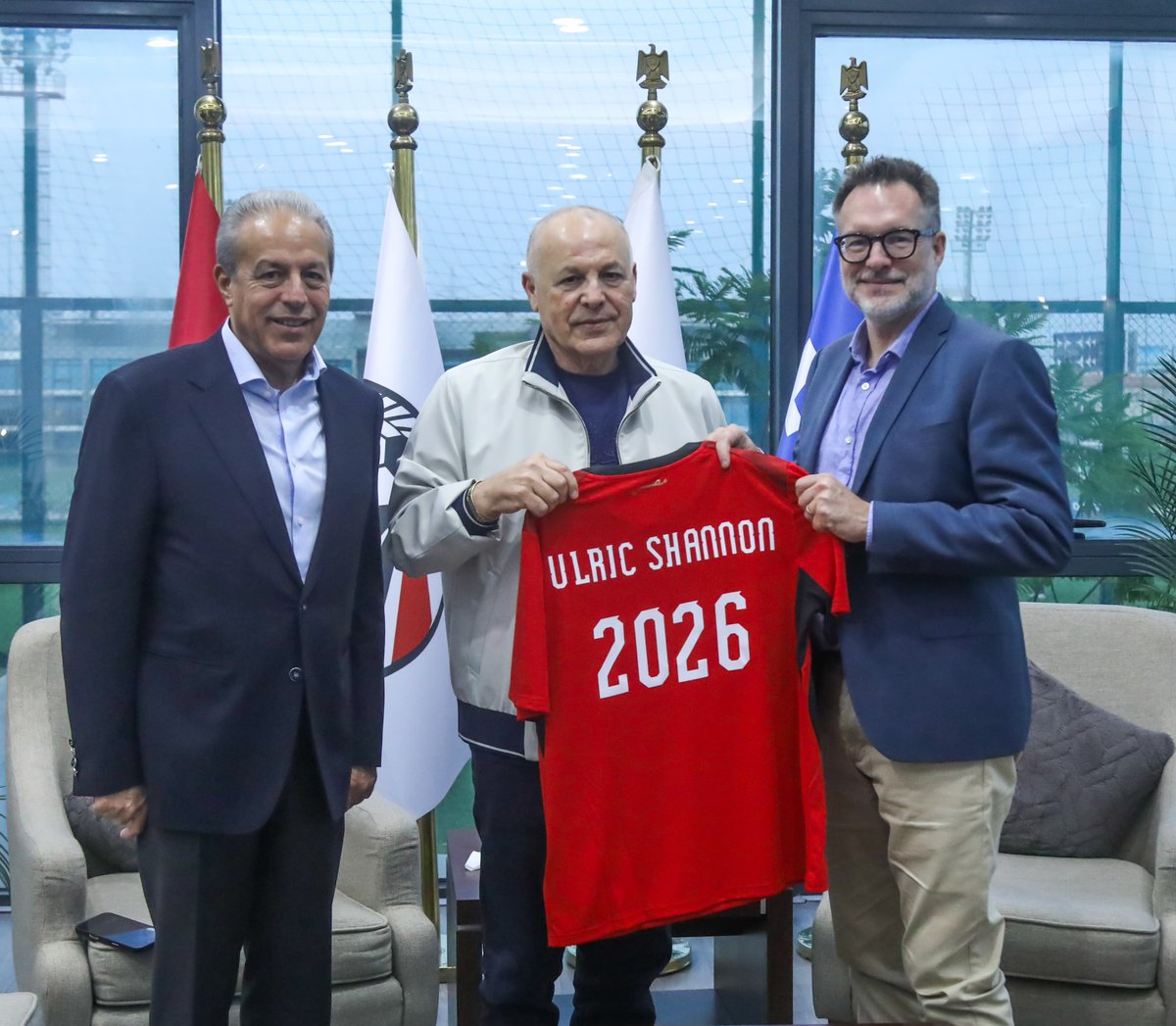 EFA's tweet photo. أبو ريدة يستقبل السفير الكندي 🇪🇬🤝🇨🇦

 استقبل المهندس هاني أبو ريدة، رئيس الاتحاد المصري لكرة القدم، السفير الكندي لدى مصر، أولريك شانون، بمقر الاتحاد المصري لكرة القدم بمدينة السادس من أكتوبر.

وحضر اللقاء خالد الدرندلي نائب رئيس الاتحاد، وطارق أبو العينين عضو مجلس إدارة الاتحاد.

واصطحب أبو ريدة، السفير الكندي في جولة داخل مركز المنتخبات الوطنية، اطلع خلالها على منشآت الاتحاد وإمكانات المركز، في إطار تعزيز العلاقات الرياضية والتعاون المشترك.

وفي ختام الزيارة، أهدى رئيس الاتحاد، السفير الكندي، قميص منتخب مصر ودرعًا تذكاريًا.

يُذكر أن منتخبنا الوطني الأول سيخوض مواجهة نيوزيلندا في ثانية جولات نهائيات كأس العالم 2026، المقررة إقامتها في الولايات المتحدة الأمريكية وكندا والمكسيك، الشهر المقبل.