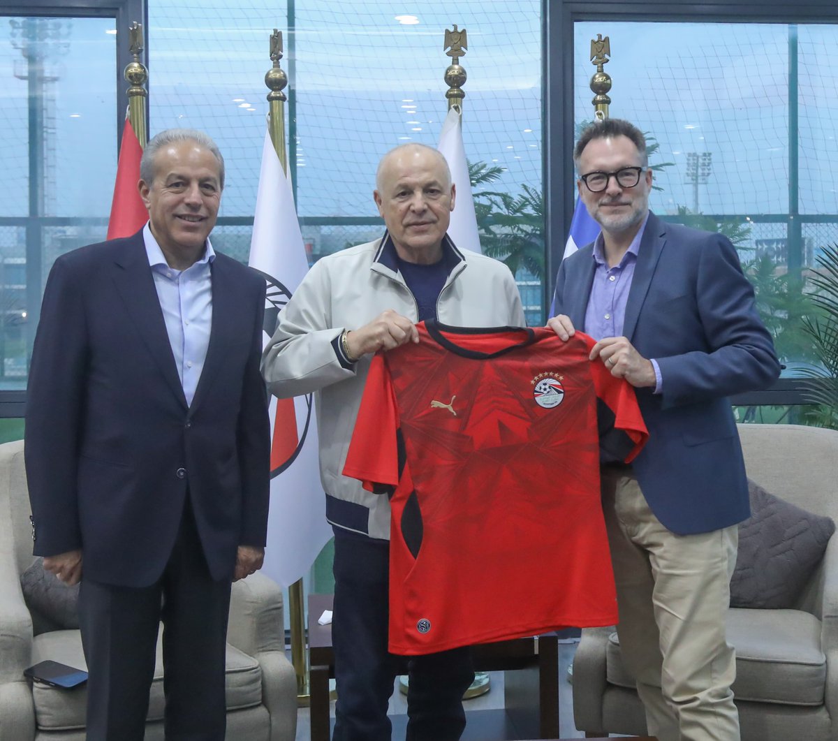 EFA's tweet photo. أبو ريدة يستقبل السفير الكندي 🇪🇬🤝🇨🇦

 استقبل المهندس هاني أبو ريدة، رئيس الاتحاد المصري لكرة القدم، السفير الكندي لدى مصر، أولريك شانون، بمقر الاتحاد المصري لكرة القدم بمدينة السادس من أكتوبر.

وحضر اللقاء خالد الدرندلي نائب رئيس الاتحاد، وطارق أبو العينين عضو مجلس إدارة الاتحاد.

واصطحب أبو ريدة، السفير الكندي في جولة داخل مركز المنتخبات الوطنية، اطلع خلالها على منشآت الاتحاد وإمكانات المركز، في إطار تعزيز العلاقات الرياضية والتعاون المشترك.

وفي ختام الزيارة، أهدى رئيس الاتحاد، السفير الكندي، قميص منتخب مصر ودرعًا تذكاريًا.

يُذكر أن منتخبنا الوطني الأول سيخوض مواجهة نيوزيلندا في ثانية جولات نهائيات كأس العالم 2026، المقررة إقامتها في الولايات المتحدة الأمريكية وكندا والمكسيك، الشهر المقبل.