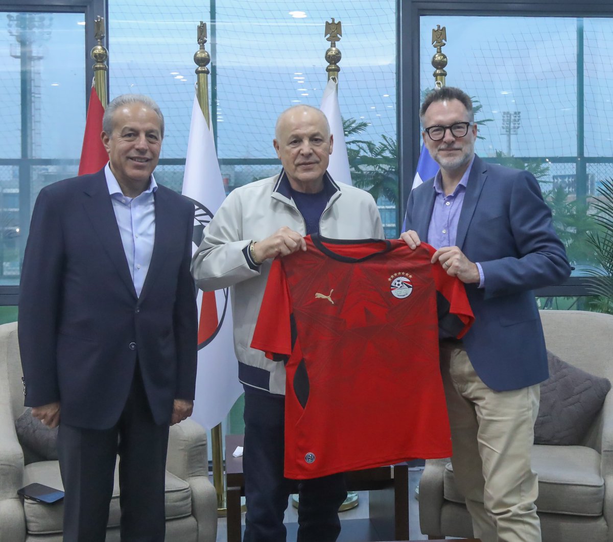 EFA's tweet photo. أبو ريدة يستقبل السفير الكندي 🇪🇬🤝🇨🇦

 استقبل المهندس هاني أبو ريدة، رئيس الاتحاد المصري لكرة القدم، السفير الكندي لدى مصر، أولريك شانون، بمقر الاتحاد المصري لكرة القدم بمدينة السادس من أكتوبر.

وحضر اللقاء خالد الدرندلي نائب رئيس الاتحاد، وطارق أبو العينين عضو مجلس إدارة الاتحاد.

واصطحب أبو ريدة، السفير الكندي في جولة داخل مركز المنتخبات الوطنية، اطلع خلالها على منشآت الاتحاد وإمكانات المركز، في إطار تعزيز العلاقات الرياضية والتعاون المشترك.

وفي ختام الزيارة، أهدى رئيس الاتحاد، السفير الكندي، قميص منتخب مصر ودرعًا تذكاريًا.

يُذكر أن منتخبنا الوطني الأول سيخوض مواجهة نيوزيلندا في ثانية جولات نهائيات كأس العالم 2026، المقررة إقامتها في الولايات المتحدة الأمريكية وكندا والمكسيك، الشهر المقبل.