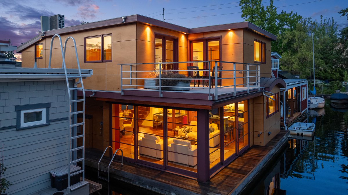 Zillow Gone Wild 🏡 tweet media