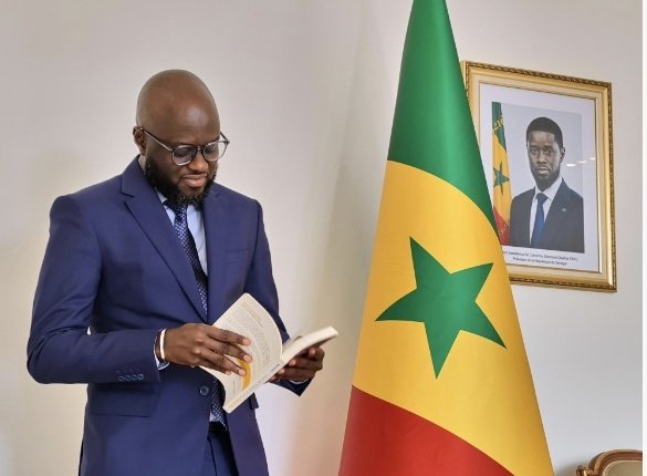 bayead's tweet photo. LA PASSE DE LA HONTE ENTRE NDIAYE ET SONKO : HAUTE TRAHISON DÉMOCRATIQUE !❌🇸🇳

Ce parachutage est un crachat au visage du peuple. Le clan Pastef piétine la Constitution et réduit l’Assemblée à un vulgaire marchepied personnel. 

Le Sénégal n'est pas un royaume !

#Senegal https://t.co/Cus7yD8Akx