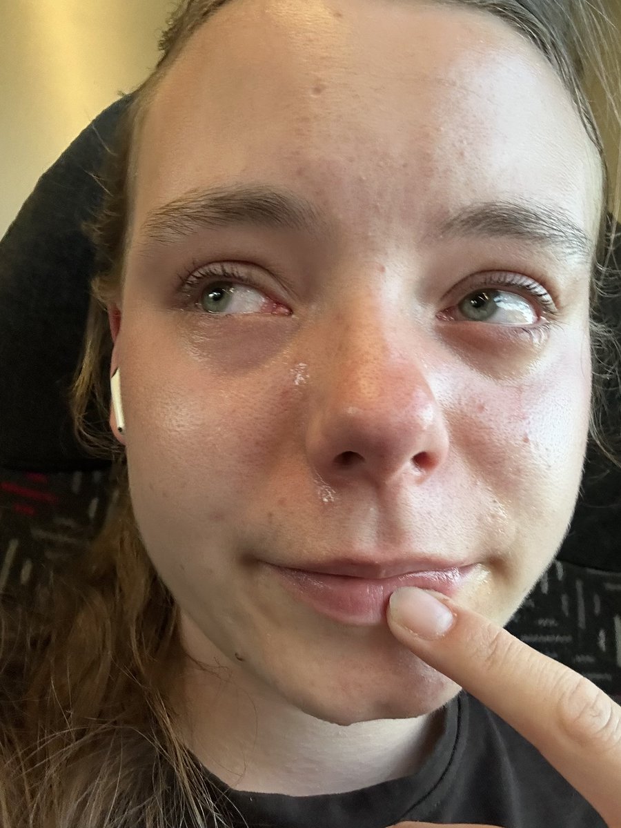 sqrxndipity's tweet photo. pov: leaving leah and realising im not seeing oomfs again until maybe next year https://t.co/VduJh2wzD9