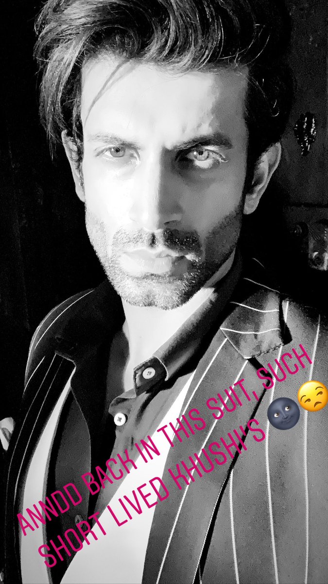 AnjuMaanManiac's tweet photo. 7 YRS OF KAWACH
This was hilarious when he had to return back to the same suit π
#NamikPaul #DeepikaSingh #AngadJindal #SandyaPatwardan #Sangad #KawachMahashivratri #NamikPaul https://t.co/LOD7PPy3Rq