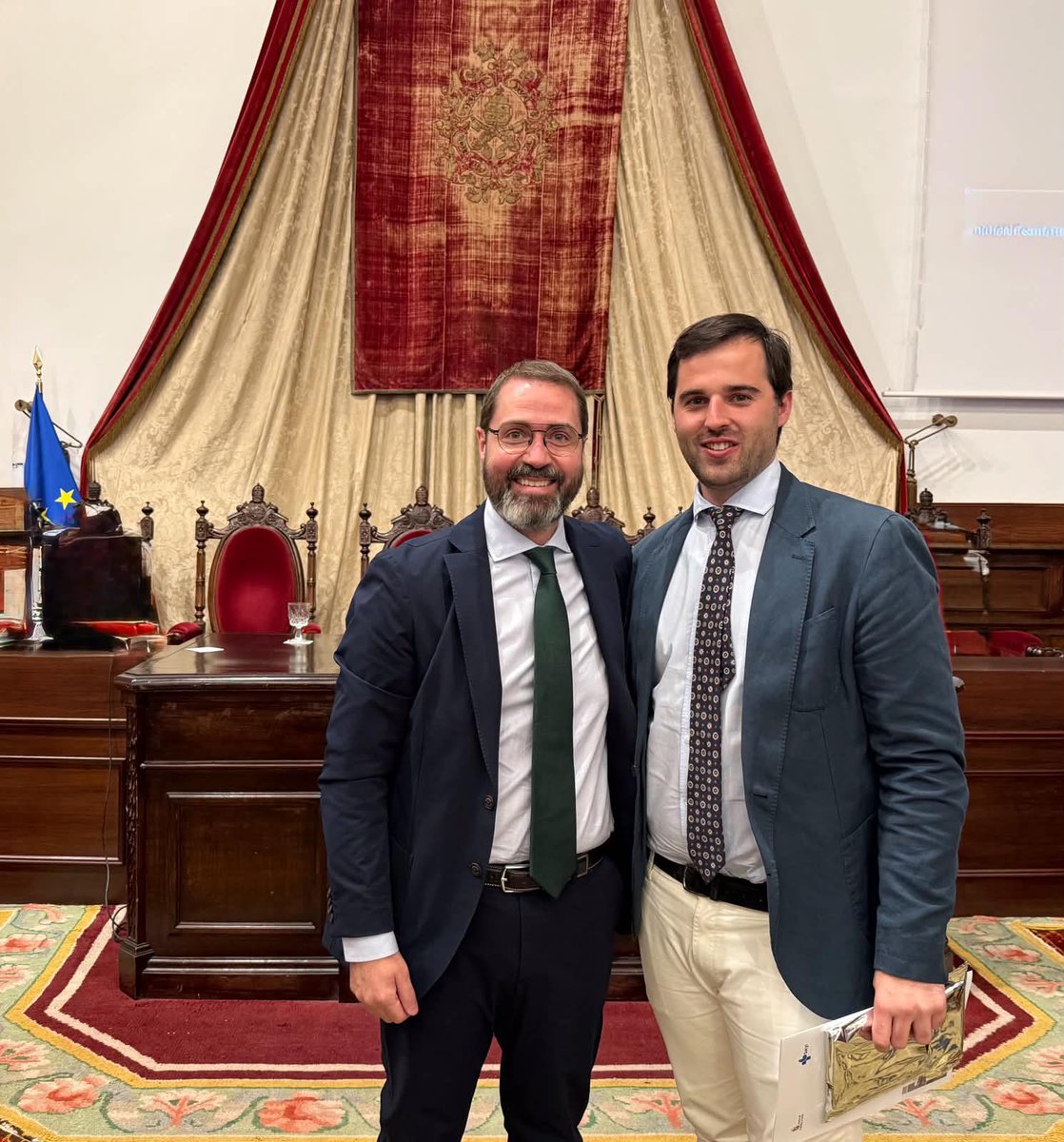 ManuelTorresJu8's tweet photo. Hoy cerramos una etapa inolvidable: fin de residencia de Cirugía General en el Hospital Universitario de Salamanca, culminando en la Universidad de Salamanca. Gracias a todos los compañeros, adjuntos y personal que han formado parte del camino. https://t.co/uWymcGWgSu