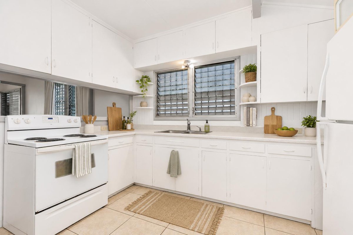 BenFieman's tweet photo. Just LISTED 1821 Young St in Moili'ili for $795,000! It's a 2 bed 1.5 bath single family home with at least 4 parking, 640 sqft of living, on a 2,728 sqft lot. https://t.co/LeThwyJNbw https://t.co/YolW8Gt1e0