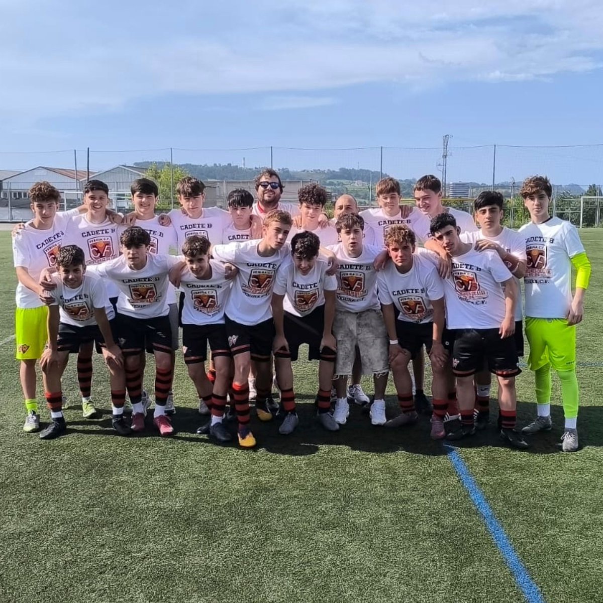 VCF_OFICIAL's tweet photo. 🏆 TRAS SER CAMPEONES DE GRUPO... ¡A POR EL ASCENSO! 🔥

El Cadete B (3ª Cadete – Grupo 2) ya se ha asegurado ser el mejor de su grupo, pero la historia no acaba aquí, ahora toca el playoff de ascenso a 2ª Cadete

💪 ¡Todo el apoyo para estos campeones!

#VeriñaCF #CadeteB https://t.co/kUA9PaHwZ3