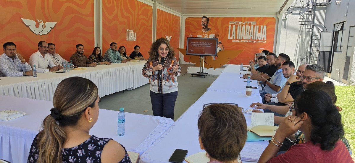 ElviaYolandaMC's tweet photo. eguimos en la charla sobre Retos y oportunidades de las y los jaliscienses en el exterior, en la Casa Ciudadana de @MovCiudadanoJal. Me da muchísimo gusto ver a amigas y amigos de diferentes municipios. 

Gracias por el apoyo a toda la familia naranja, sobre todo a nuestra coordinadora @MirzaFloresG. Por la #AgendaMigrante llevamos bien puesta #LaNaranja.