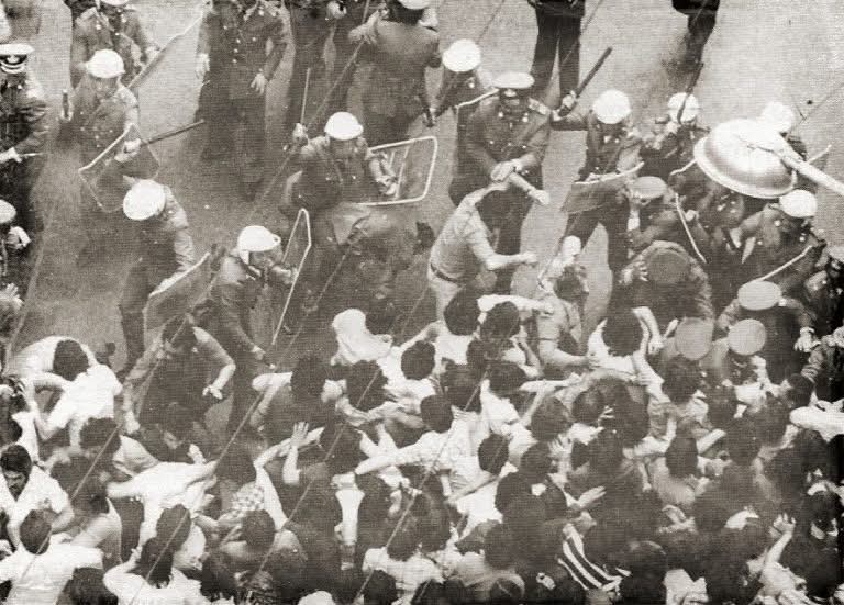 PGPapanikolaou's tweet photo. Σαν σήμερα 25 Μάη 1976 η εργατική τάξη με την εργατική νεολαία στην πρώτη γραμμή έγραψε εκεί που δεν πιάνει μελάνι την κοινοβΟλευτική "συνδικαλιστική" γραφειοκρατία και συγκρούστηκε αδίστακτα και αποφασιστικά με τις δυνάμεις καταστολής ενάντια στον αντεργατικό ν. 330.
Οι Ήρωες της αστυνομίας του Καραμανλή το έβαλαν στα πόδια όπου φύγει φύγει όταν τους πήραν στο κυνήγι οι οικοδόμοι όμως βρήκαν ευκαιρία να δολοφονήσουν την Αθάνατη Ηρωίδα του Ταξικού Εργατικού Κινήματος Αναστασία Τσιβίκα που την θυσία της δεν την θυμάται κανένα κΩ(μ)μα του αστικού κοινοβΟλευτισμού.