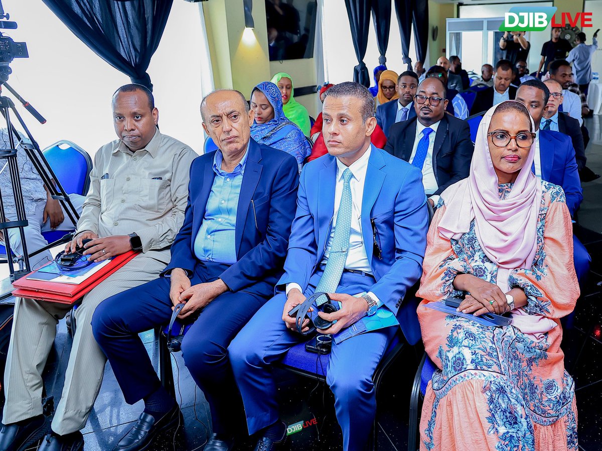 LiveDjib's tweet photo. La Chambre de Commerce de Djibouti  et la Chambre Internationale de Commerce de Shanghai (CCOIC Shanghai) ont signé, ce matin à l’hôtel Kempinski de Djibouti, un accord-cadre destiné à renforcer la coopération économique, à dynamiser les échanges commerciaux et à promouvoir les opportunités d’investissement entre les deux pays.
La cérémonie d’ouverture a été marquée par les allocutions de plusieurs personnalités, notamment :
M. Yang Dongsheng, Vice-Président du CCPIT Shanghai et Président du CCOIC Shanghai
M. Youssouf Moussa Dawaleh, Président de la Chambre de Commerce de Djibouti;M. Abdallah Abdillahi Miguil , Ambassadeur de la République de Djibouti en Chine.
Madame Mariam Hamadou Ali, Ministre déléguée chargée des Investissements et du Développement du Secteur privé

Ont également pris part à cette rencontre une importante délégation d’hommes d’affaires chinois, des représentants des Institutions publiques et du secteur privé de Djibouti.
L’événement a été marqué par :
👉une présentation officielle des entreprises djiboutiennes et chinoises, ainsi que des secteurs stratégiques offrant un fort potentiel d’investissement et de coopération économique pour les deux pays ;
👉des rencontres BtoB et des séances de mise en relation visant à faciliter les échanges directs entre les opérateurs économiques ;
👉des discussions centrées sur le renforcement des partenariats commerciaux, la promotion des investissements et le développement des opportunités de coopération entre Djibouti et Shanghai.
La cérémonie s’est clôturée par la signature de l’accord-cadre entre le Président de la Chambre de Commerce de Djibouti et le Président de la Chambre Internationale de Commerce de Shanghai  marquant une nouvelle étape dans le renforcement de la coopération économique bilatérale entre les deux institutions.
La Chambre de Commerce de Djibouti réaffirme son engagement à renforcer les partenariats économiques internationaux, à attirer davantage d’investissements et à soutenir le développement d’un secteur privé dynamique et compétitif.

Miguil.

@CCDjibouti 
@IsmailOguelleh 
#Shanghai 
@CGTNFrancais 
@CGTNEurope 
@ChinaMilBugle 
@XHNews 
@ChinaDaily 
@DSiC2017 
@ChineAmbDjibout 
#Shanghai
#Djibouti 
@LiveDjib