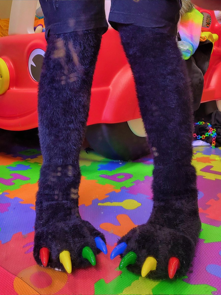 rainbowlemur's tweet photo. I got Pickle's foot claws painted just in time for MCM. I really liked the original translucent resin, but I wanted them to match her hand claws. I also got these fuzzy stretchy leggings second-hand - they go perfectly with the footpaws! https://t.co/VUqTVOajH0