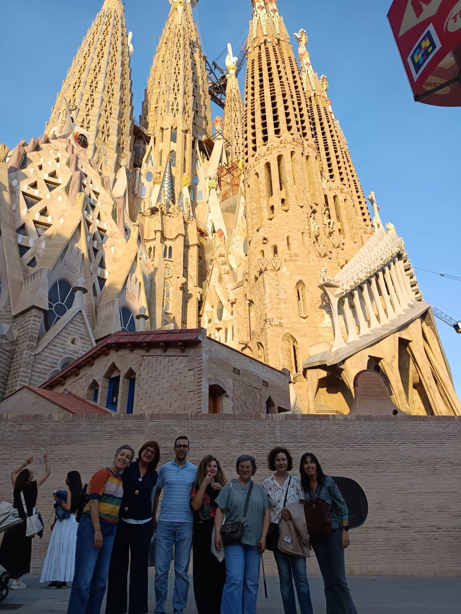 ies_jrmurube's tweet photo. El departamento de matemáticas del centro ha participado este fin de semana en la puesta en común del programa #hellomath en Barcelona, que están implementando en nuestro centro
#EducarConDiversión
#ConvocatoriaEduCaixa
#aprender_matemáticas_es_un_juego
#hellomath https://t.co/jPMvGPkV0t