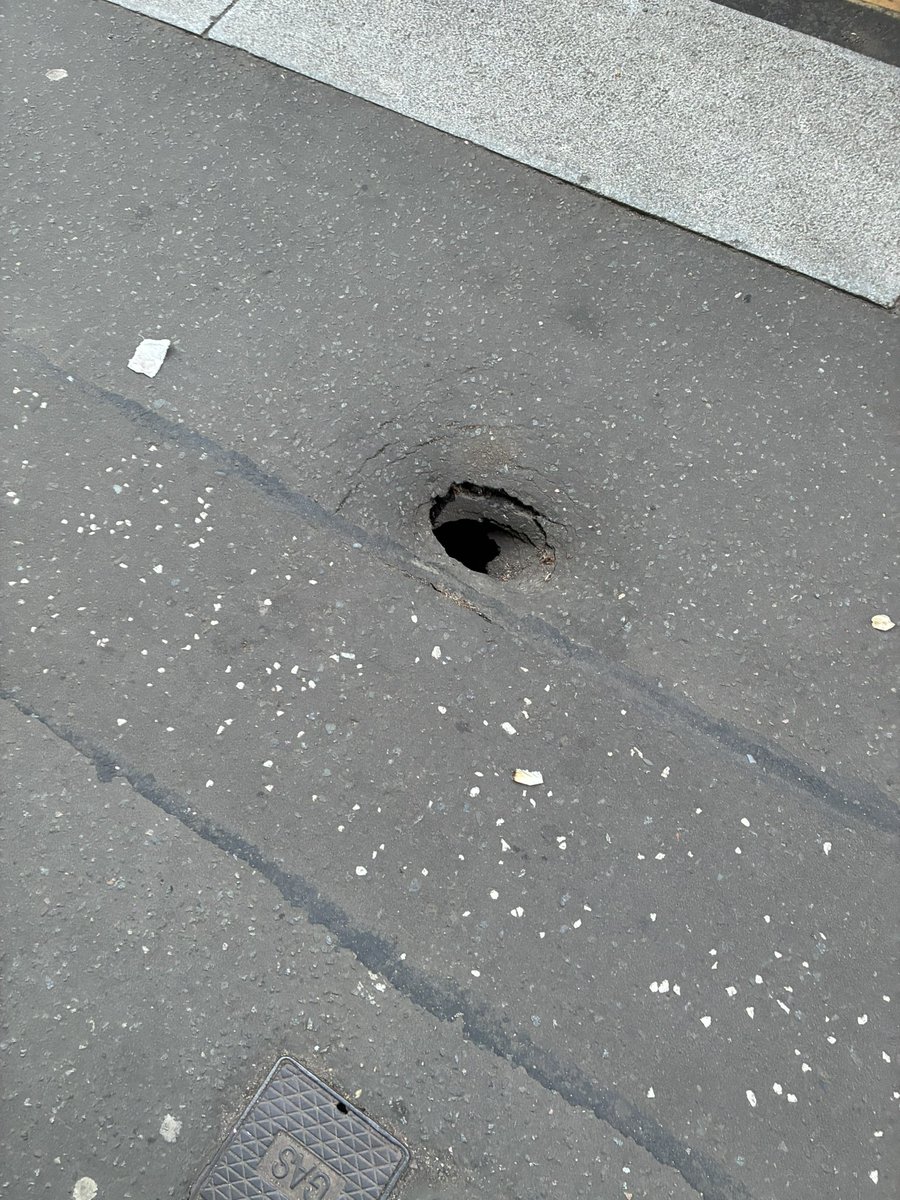 munkyfaz's tweet photo. @MyGlasgowCC  pavement collapsing outside 917 Pollokshaws Rd https://t.co/TSUowcQzoW