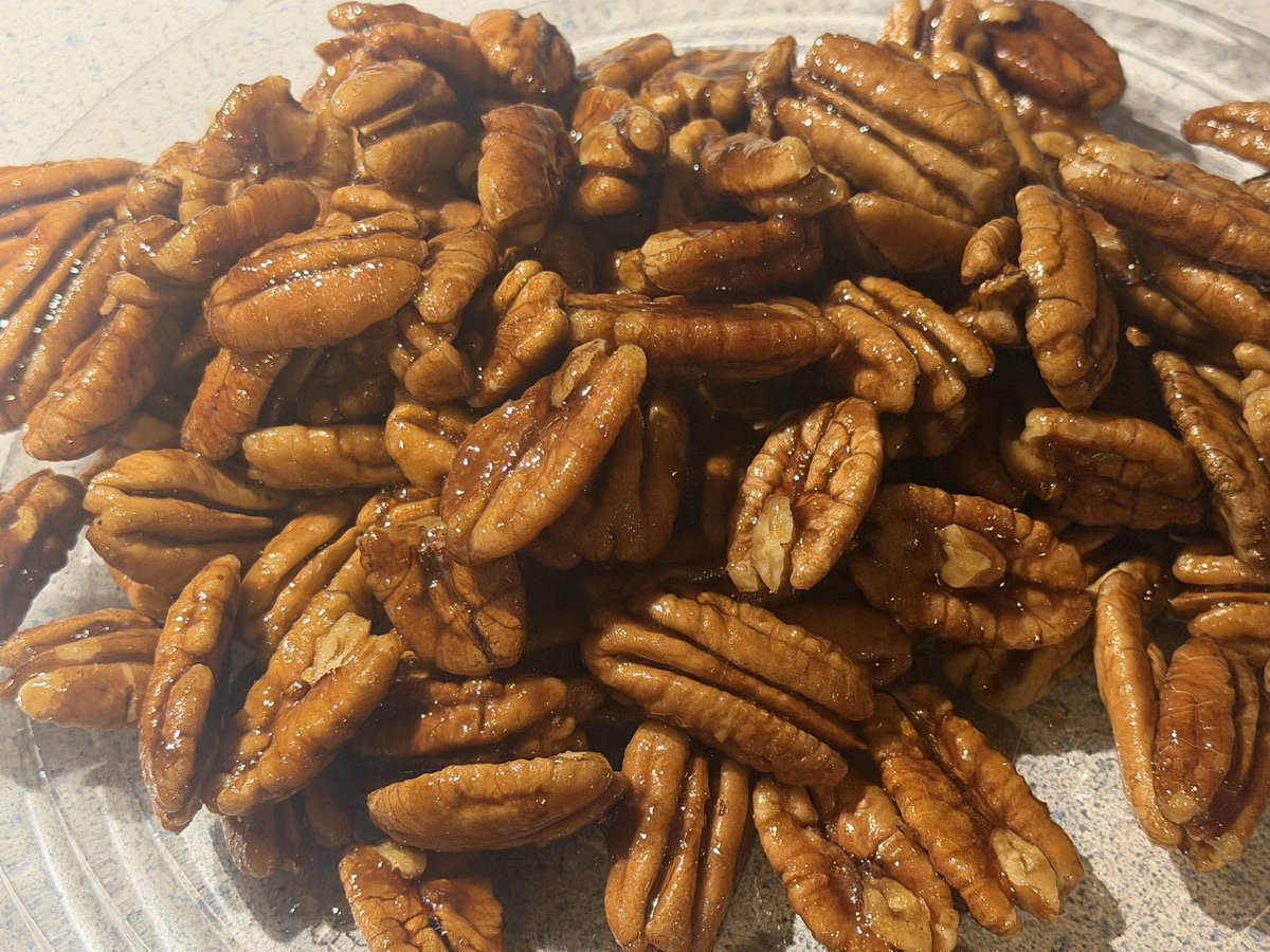 EmeraldPoker's tweet photo. Candied Pecans!
- Pecans
- Butter
- Brown Sugar
- Syrup
and Sauté!
A quick and easy snack!
#Recipe #Pecans #Snack https://t.co/XOtBrINsox