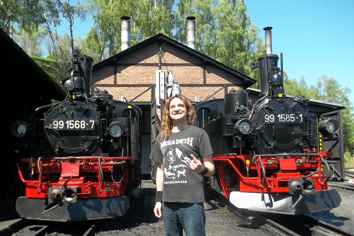 ThomasBartels83's tweet photo. Gruuuuuuuuuß von der Preßnitztalbahn am Pfingstmontag 2026 🤠🤘📸🌞🚂🚂
Hinter mir die beiden Sächsischen IV K 99 1568-7 der Preßnitztalbahn und Gastlok 99 1585-1 der Schwarzbachbahn
#Preßnitzalbahn #ThomasBartels #MetalThom #Metalfan #MegadethFan #Mai2026 https://t.co/3VlFrmNDsT
