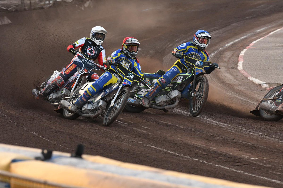 TigersSpeedway's tweet photo. 🏁 𝗟𝗔𝗧𝗘𝗦𝗧 | 7️⃣ heats gone...
🔥 Sensational Picko!
Our skipper finds his way around the outside of Zach Cook at the end of lap three of Heat 7️⃣ to extend our lead!
Aggregate score stands at 64-68.
🔵🟡 24-18 ♣️🔴
📸 @charaflanigan
🐯 #TigersPride | #SHEBEL https://t.co/4NqcPGMzgz