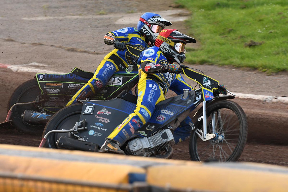 TigersSpeedway's tweet photo. 🏁 𝗟𝗔𝗧𝗘𝗦𝗧 | 7️⃣ heats gone...
🔥 Sensational Picko!
Our skipper finds his way around the outside of Zach Cook at the end of lap three of Heat 7️⃣ to extend our lead!
Aggregate score stands at 64-68.
🔵🟡 24-18 ♣️🔴
📸 @charaflanigan
🐯 #TigersPride | #SHEBEL https://t.co/4NqcPGMzgz