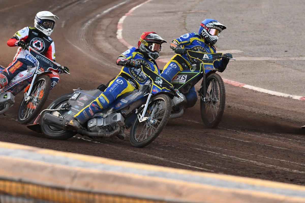 TigersSpeedway's tweet photo. 🏁 𝗟𝗔𝗧𝗘𝗦𝗧 | 7️⃣ heats gone...
🔥 Sensational Picko!
Our skipper finds his way around the outside of Zach Cook at the end of lap three of Heat 7️⃣ to extend our lead!
Aggregate score stands at 64-68.
🔵🟡 24-18 ♣️🔴
📸 @charaflanigan
🐯 #TigersPride | #SHEBEL https://t.co/4NqcPGMzgz