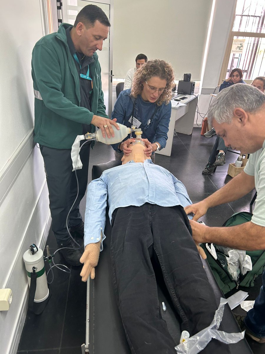 FedeMachadoG's tweet photo. Comenzando con el taller de INTUBACIÓN para equipos asistenciales de @LaAsistencial Emergencia 
Todos aprendiendo.... Haciendo!!!!
#simulacionclinica #aprendizajeactivo
@Marcelo_RCB https://t.co/3b0jI3ZpRX