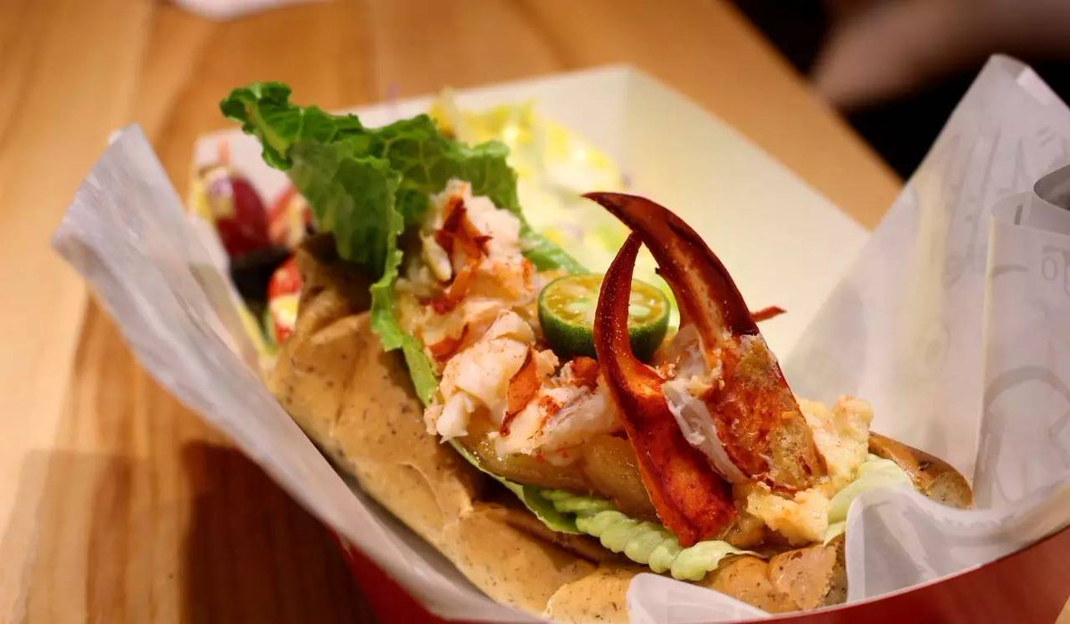 NavyAddict's tweet photo. Just found the best hidden spot in Brooklyn! Their garlic butter lobster rolls are chef’s kiss—succulent meat, crispy roll, and that perfect rich sauce. 10/10 would come back (already planning my next trip this week!) https://t.co/ZnWuxEB4ju