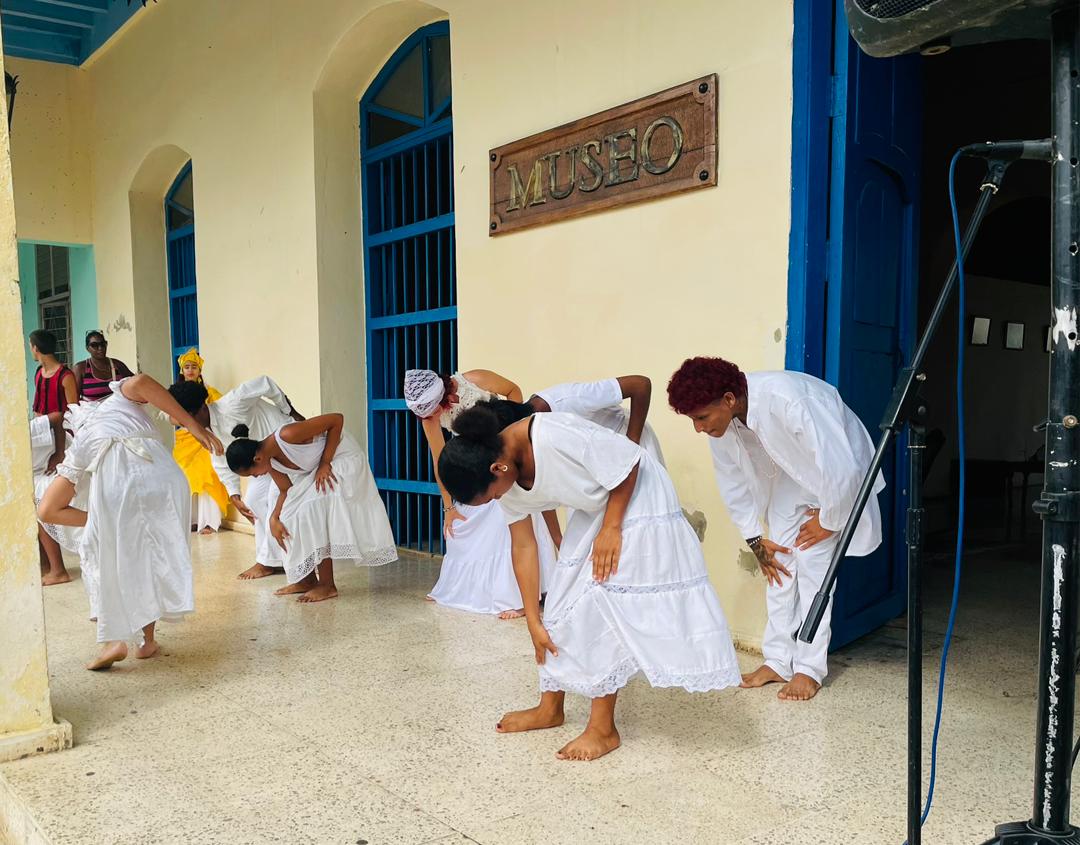 YemmiValdes's tweet photo. Como cada año el museo de San Cristóbal celebró está jornada #ElDíaDeÁfrica con danzas a cargo del proyecto Arte y Alma, gestores de la Casa de cultura Celestino García, historiadores, educadores, miembros de la ACRC e investigadores del legado africano en la cultura cubana. https://t.co/eLsNYpCGDK