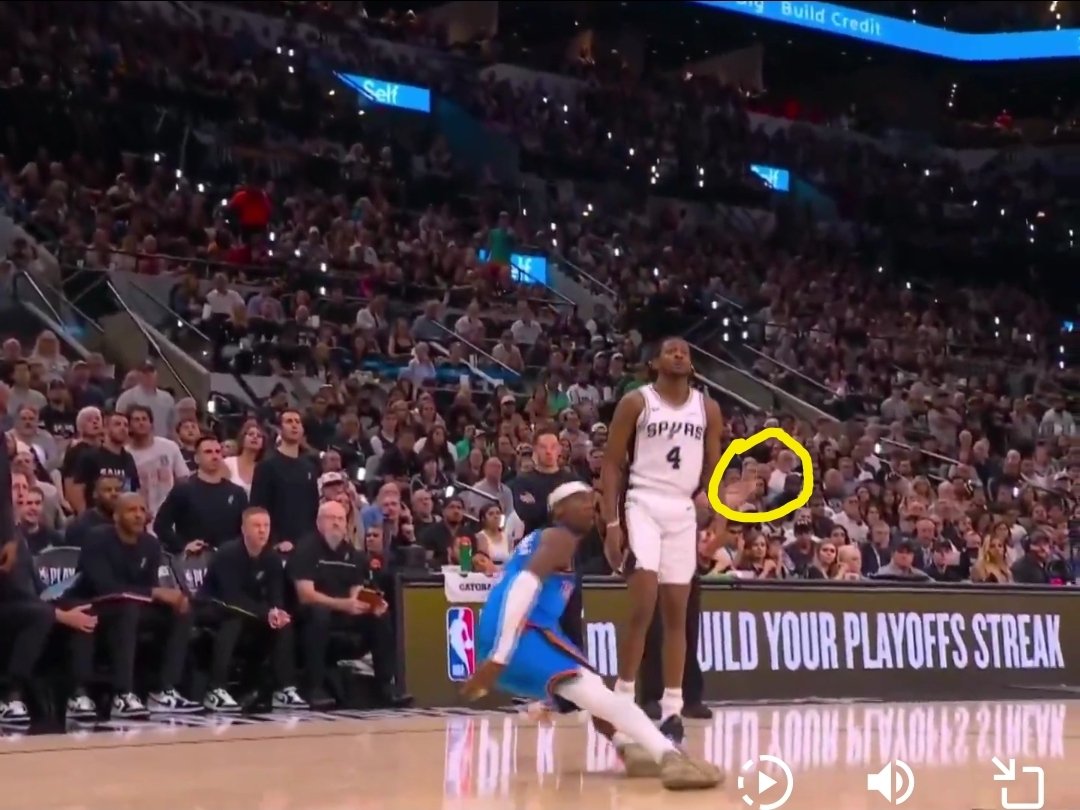 kojot45's tweet photo. @_PlanetNBA_ Moment w którym sędzia zaczyna podnosić rękę sygnalizując faul. Na kolejnym zdjęciu będzie ten sam moment tylko w widoku z góry. https://t.co/pqp4whusnS