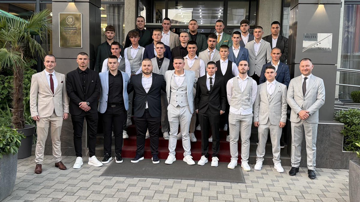 desavanjaubn's tweet photo. Maturanti Tehnička škola Bijeljina https://t.co/8InSpxevEa