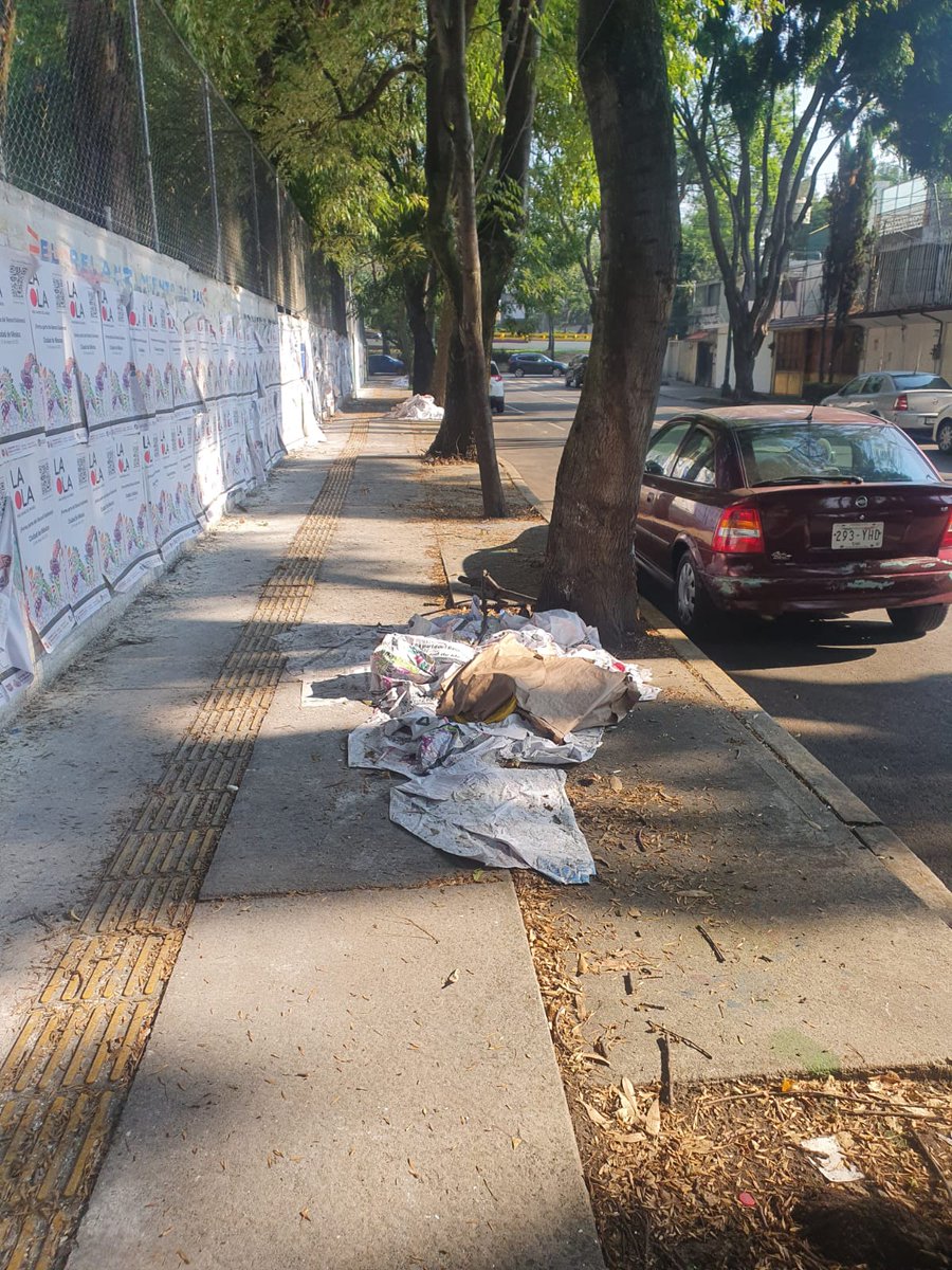 lexhare's tweet photo. @locatel_mx podría levantar el reporte. Montones de basura de la propaganda de @ClaraBrugadaM en la calle de abasolo al lado de la secundaria 320, col del carmen @Alcaldia_Coy 04100. Se van a tapar el alcantarillado. Ya tiene mas de 2 semanas @UnoNoticias https://t.co/WMPRRE8xrp