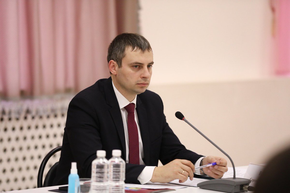 echofm_online's tweet photo. На войне в Украине погиб бывший вице-губернатор Кубани

О гибели на войне в Украине 34-летнего Сергея Власова, который с 2022 года и до ареста в 2024 году был заместителем губернатора Краснодарского края, сообщил журналист из Краснодара Андрей Кошик со ссылкой на два независимых друг от друга источника. По данным источников, официально Власов пока числится пропавшим без вести.

В декабре прошлого года Власова приговорили к 11 годам колонии и штрафу в размере 90 млн руб. по делу о взятке. Активов, которые могли бы покрыть штраф, у чиновника не нашли. Он не признал вину.

Фото: Администрация Краснодарского края / Telegram