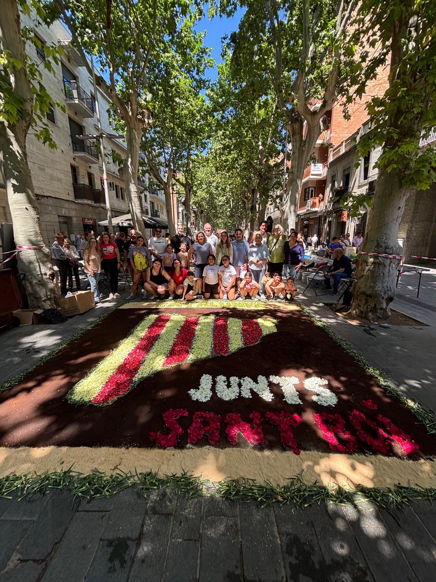 JuntsXSantBoi's tweet photo. 💐Aquest diumenge, celebràvem les Festes de la Capvuitada a #SantBoi, fent la tradicional catifa de flors a la Rambla.

Vam comptar amb la diputada @ariadnaurroz, que conjuntament amb l’alcaldable @ramonbarauandyou van vistar entitats del barri.

#capvuitada #festesdebarri https://t.co/RJ1QXGJG9N