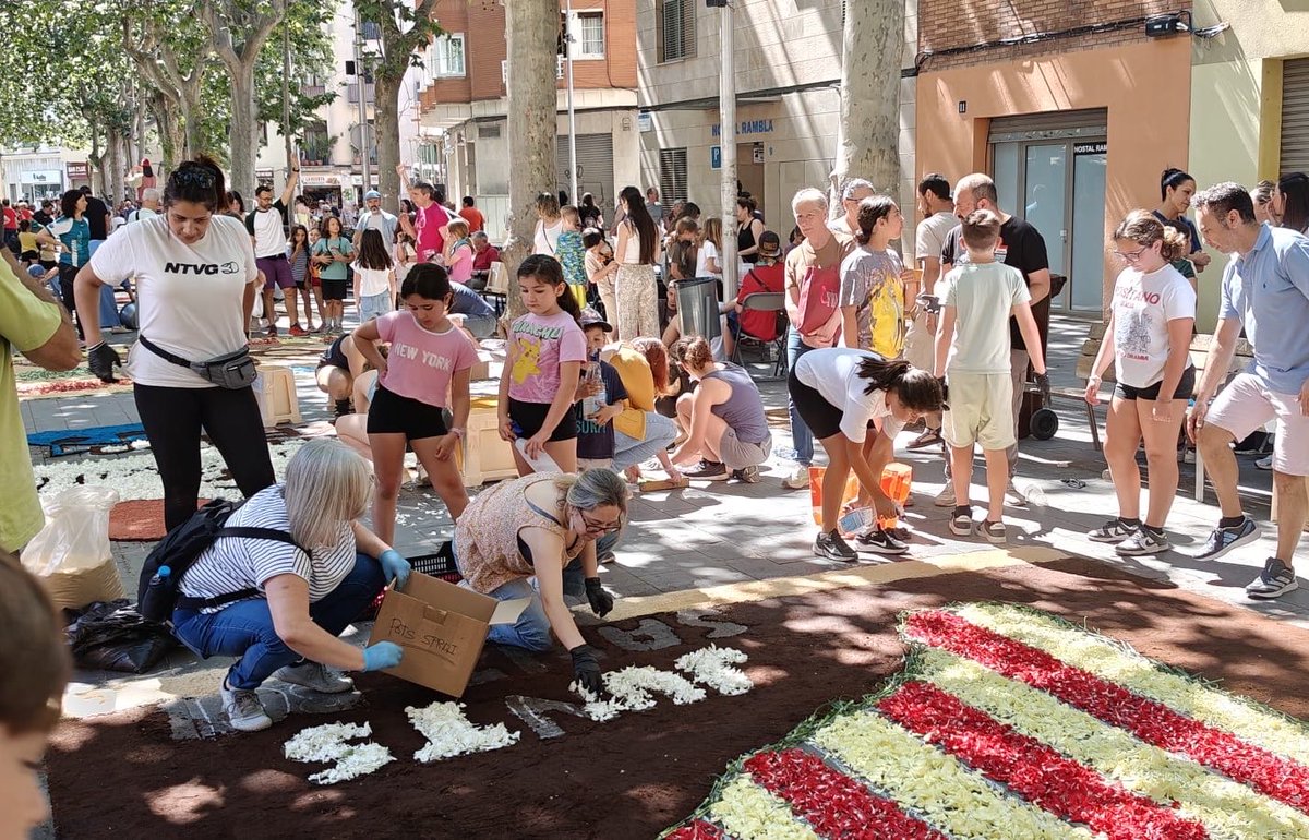 JuntsXSantBoi's tweet photo. 💐Aquest diumenge, celebràvem les Festes de la Capvuitada a #SantBoi, fent la tradicional catifa de flors a la Rambla.

Vam comptar amb la diputada @ariadnaurroz, que conjuntament amb l’alcaldable @ramonbarauandyou van vistar entitats del barri.

#capvuitada #festesdebarri https://t.co/RJ1QXGJG9N