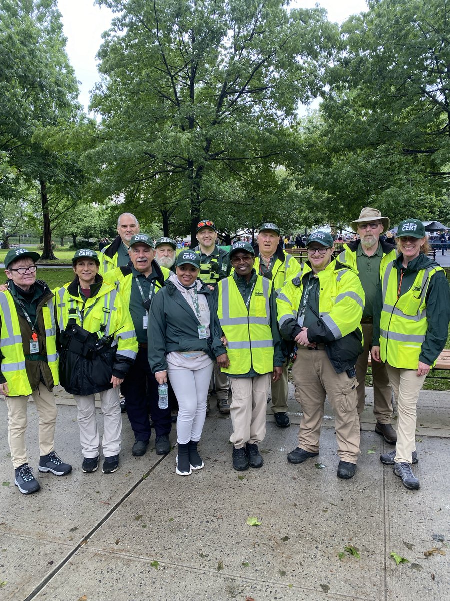 nycemergencymgt's tweet photo. 🇺🇸 This Memorial Day weekend, NYC CERT volunteers supported parades across the city, including in Bay Ridge, Canarsie, Staten Island, and Forest Hills.

As New Yorkers gathered to honor those who gave their lives in service to our country, CERT volunteers helped keep these community events safe, organized, and welcoming for families, veterans, neighbors, and all who came together in remembrance.

Their service reflects the best of New York City. Showing up. Helping neighbors. Supporting communities as they honor sacrifice with dignity, care, and respect.

Thank you to our CERT volunteers for serving New York City this Memorial Day weekend.

#MemorialDay #NYCCERT