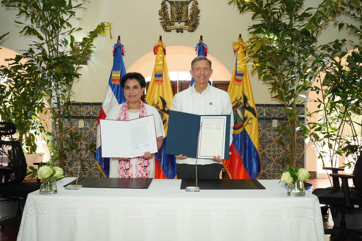 MIREXRD's tweet photo. 📢Comunicado Conjunto

Cancilleres de Ecuador y República Dominicana acuerdan impulsar proyectos bilaterales en beneficio de ambos países.

📲🌐 https://t.co/umet05n5i3 https://t.co/nKY3Tq2vYK