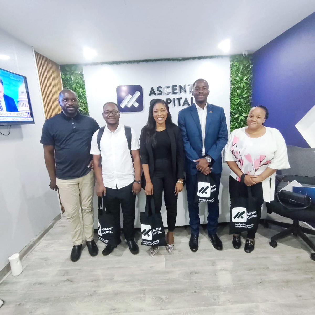 BangeSv's tweet photo. Del 18 al 22 de mayo de 2026, profesionales de @BangeSv participaron en 🇨🇮, en una capacitación enfocada en Control Interno y Sistemas de Información, facilitada por Ascent Capital. La agenda también incluyó visitas técnicas a Atlantis y la BVRM.

+INFO: https://t.co/gbaZco7vBF https://t.co/bpZUk5fQQt