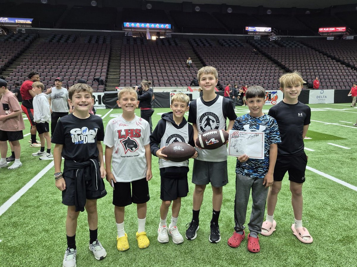 OhioCrossover's tweet photo. Our 5th grade boys team, OCA-Smorey, went to the Cincinnati Slingers indoor football game this past weekend! Love to see our guys making memories on and off the court! GO OCA! https://t.co/mb1ipBQ8NV