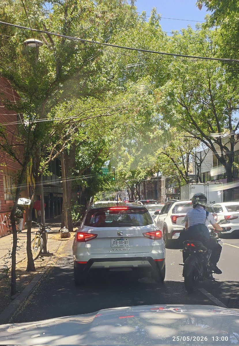 barto_varon's tweet photo. 🚨 NOTA ROJA | JALISCO 🚨
MOTOCICLETAS CIRCULAN SIN PLACAS EN GUADALAJARA; AUTORIDADES IGNORAN  CRISIS DE INSEGURIDAD.
 a plena luz de día, calles céntricas  de Perla Tapatía, motos circulan sin placas, violando el Reglamento y convirtiéndose ventaja para  delincuencia. Ayuda https://t.co/5MLhmDvgqg