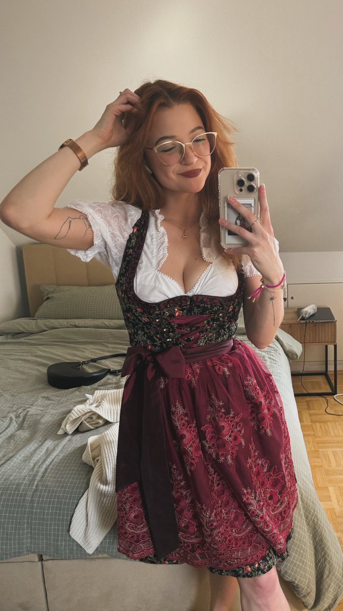 JustbeeingEli's tweet photo. War das Wochenende mal im Reallife versunken🍻 https://t.co/5USF8OWf9H
