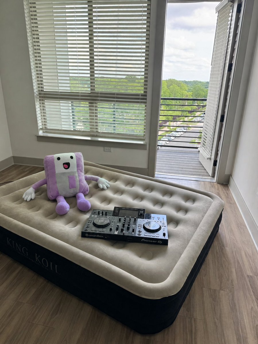Crypto_Tom111's tweet photo. men will literally live like this and see nothing wrong https://t.co/Eo5kiivZmi